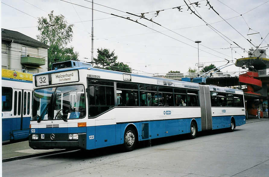 (062'129) - VBZ Z�rich - Nr. 123 - Mercedes Gelenktrolleybus am 29. Juli 2003 in Z�rich, Bucheggplatz