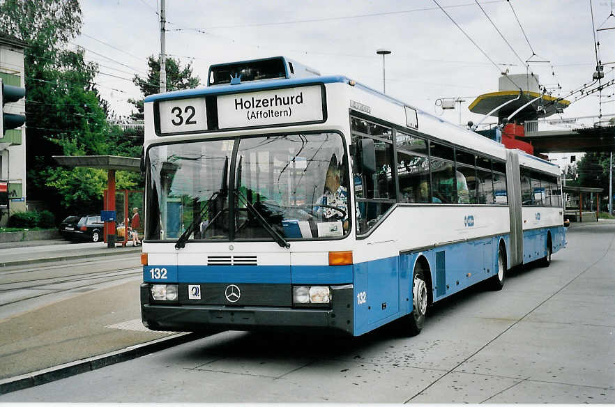 (062'131) - VBZ Z�rich - Nr. 132 - Mercedes Gelenktrolleybus am 29. Juli 2003 in Z�rich, Bucheggplatz