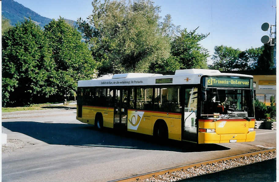 (062'228) - D�nser, Trimmis - GR 5865 - Volvo/Hess am 30. Juli 2003 beim Bahnhof Untervaz