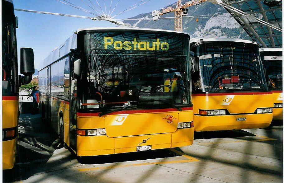 (062'233) - PostAuto Graub�nden - GR 102'367 - Volvo/Hess (ex P 25'683) am 30. Juli 2003 in Chur, Postautostation