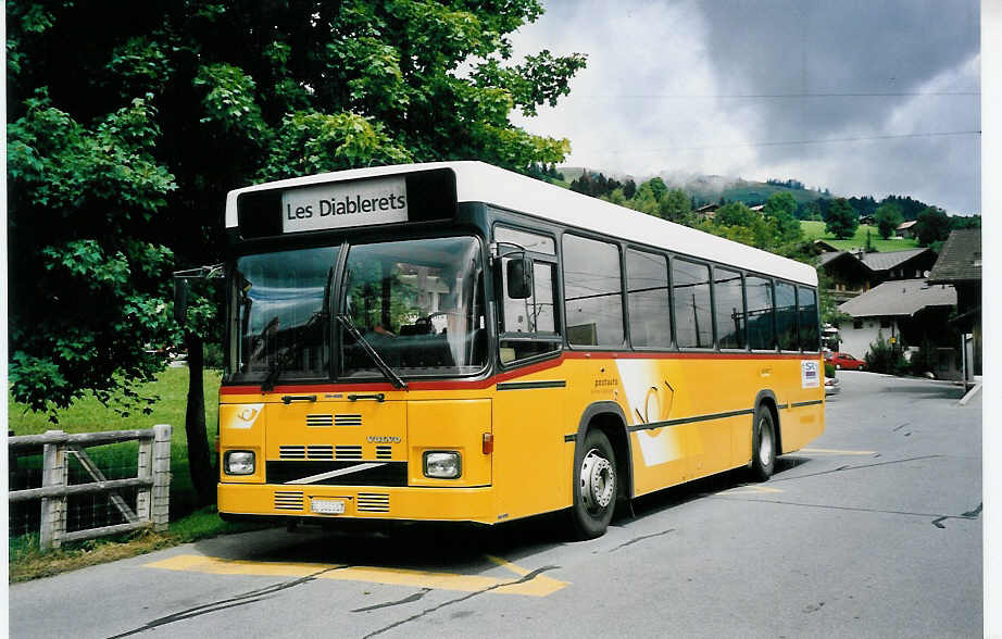 (062'326) - K�bli, Gstaad - BE 366'987 - Volvo/Lauber am 31. Juli 2003 beim Bahnhof Sch�nried