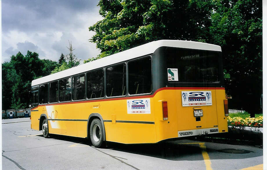 (062'327) - K�bli, Gstaad - BE 366'987 - Volvo/Lauber am 31. Juli 2003 beim Bahnhof Sch�nried