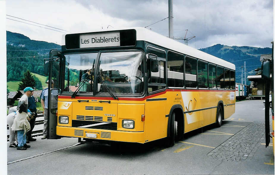 (062'331) - K�bli, Gstaad - BE 366'987 - Volvo/Lauber am 31. Juli 2003 beim Bahnhof Gstaad