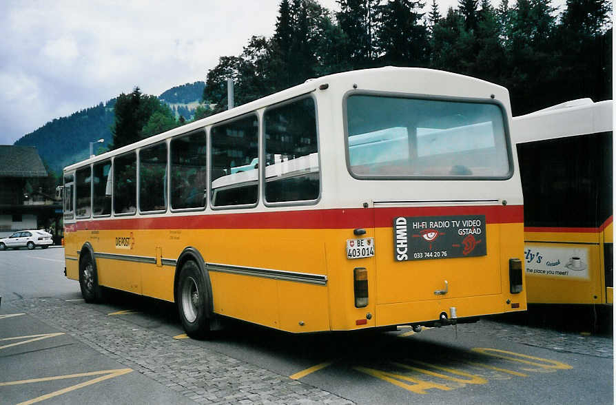 (062'333) - K�bli, Gstaad - BE 403'014 - Volvo/Lauber am 31. Juli 2003 beim Bahnhof Gstaad