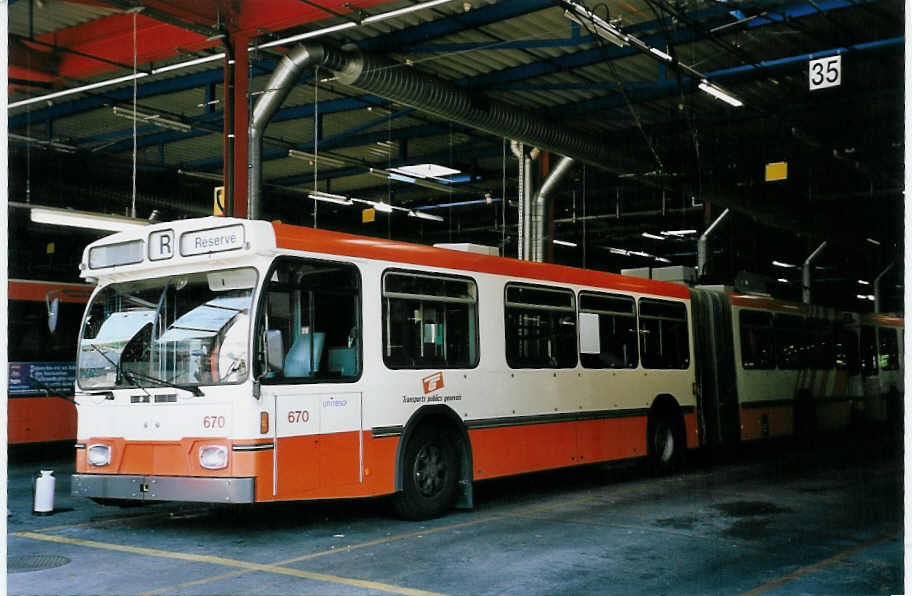 (062'403) - TPG Gen�ve - Nr. 670 - Saurer/Hess Gelenktrolleybus am 4. August 2003 in Gen�ve, D�p�t