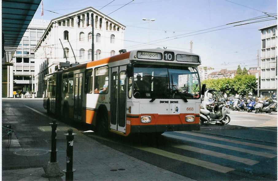 (062'422) - TPG Gen�ve - Nr. 668 - Saurer/Hess Gelenktrolleybus am 4. August 2003 in Gen�ve, Bel-Air