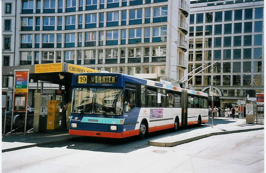 (062'616) - TPG Gen�ve - Nr. 702 - NAW/Hess Gelenktrolleybus am 4. August 2003 in Gen�ve, Bel-Air
