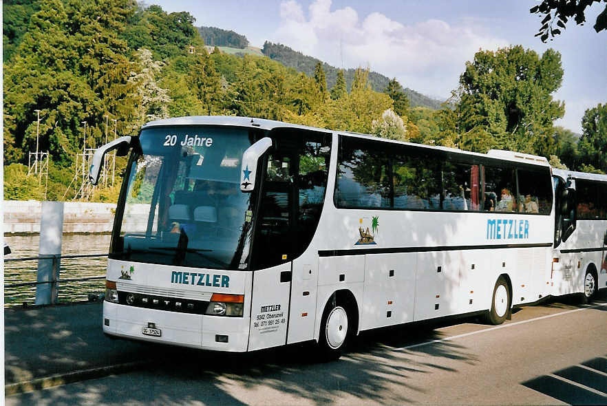 (062'713) - Metzler, Oberuzwil - SG 37'524 - Setra am 22. August 2003 bei der Schiffl�ndte Thun