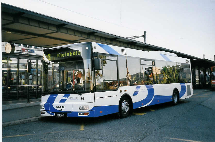 (063'213) - BOGG Wangen b.O. - Nr. 86/SO 32'218 - MAN/G�ppel am 3. September 2003 beim Bahnhof Olten