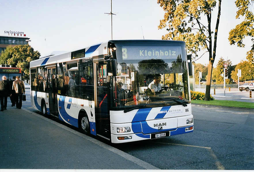 (063'214) - BOGG Wangen b.O. - Nr. 86/SO 32'218 - MAN/G�ppel am 3. September 2003 beim Bahnhof Olten