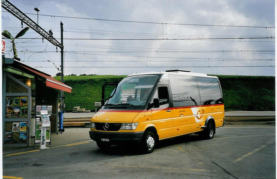 (063'334) - Leibundgut, Obergoldbach - BE 26'779 - Mercedes/Auw�rter am 7. September 2003 beim Bahnhof Biglen