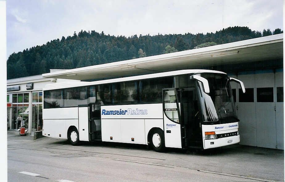 (063'337) - Ramseier, Grossh�chstetten - BE 93'980 - Setra am 7. September 2003 in Grossh�chstetten, Garage
