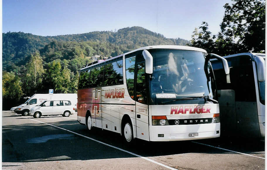 (063'416) - H�fliger, Sursee - Nr. 57/OW 10'032 - Setra am 14. September 2003 in Thun, Seestrasse