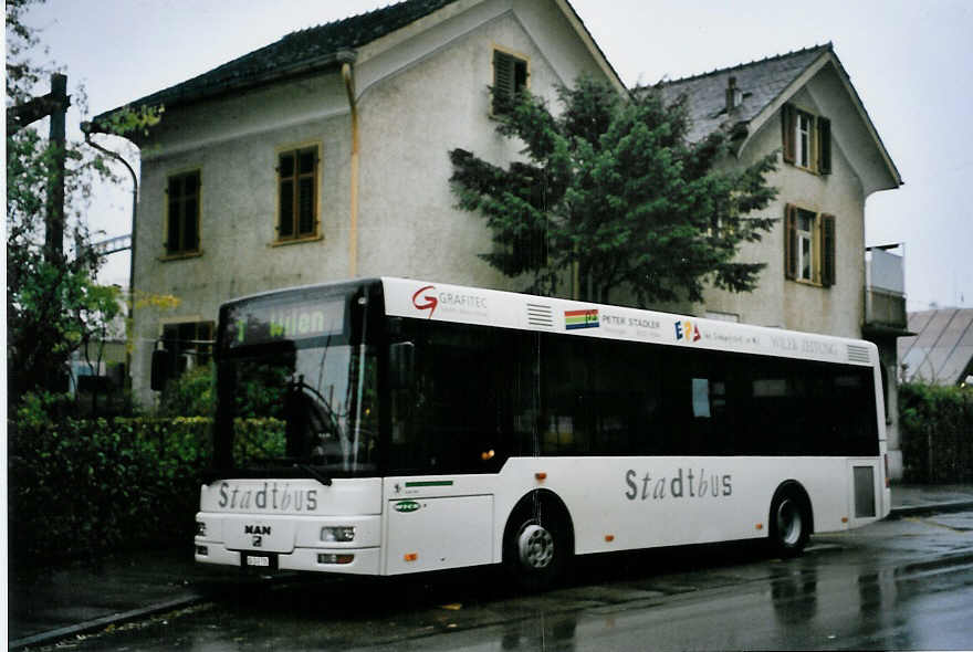 (063'716) - Wick, Wil - Nr. 5/SG 245'705 - MAN/G�ppel am 9. Oktober 2003 beim Bahnhof Wil