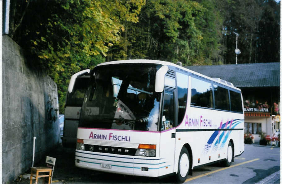 (064'002) - Fischli, N�fels - GL 2570 - Setra am 11. Oktober 2003 auf dem Br�nigpass