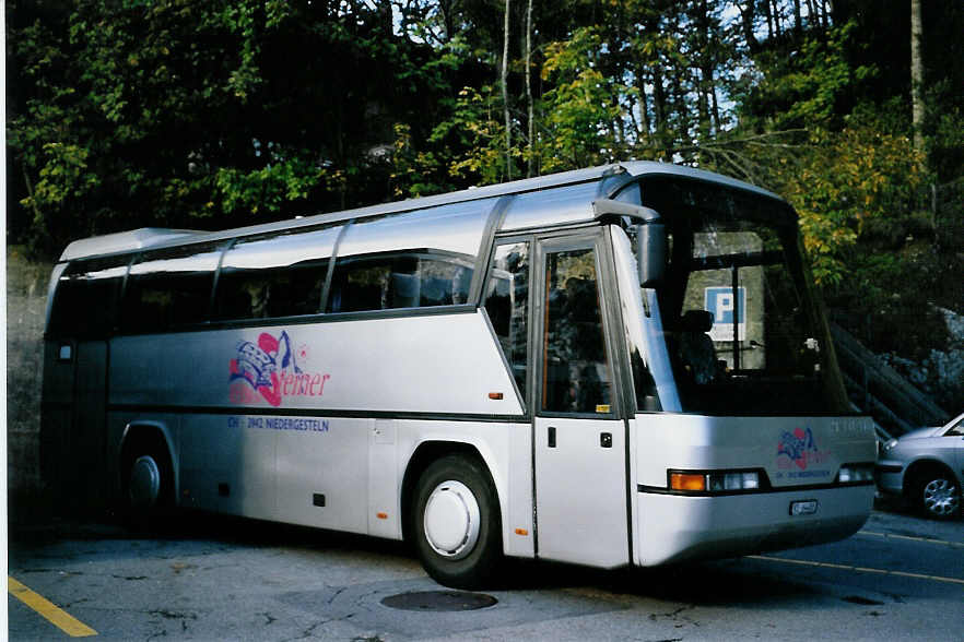 (064'003) - Steiner, Niedergesteln - VS 64'488 - Neoplan am 11. Oktober 2003 auf dem Br�nigpass