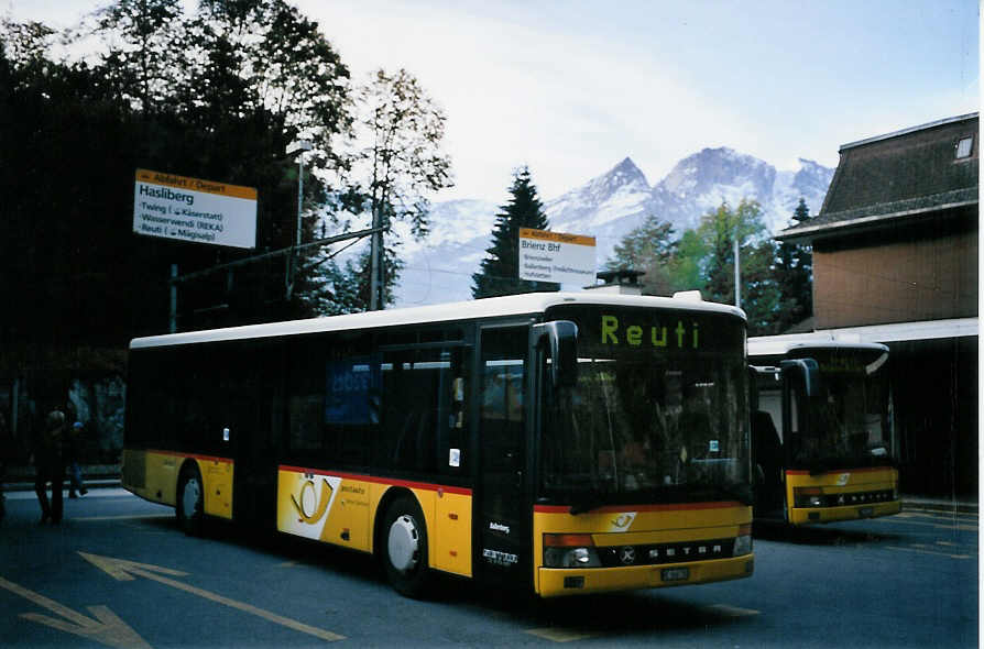 (064'004) - AVBB Schwanden - BE 568'700 - Setra am 11. Oktober 2003 auf dem Br�nigpass