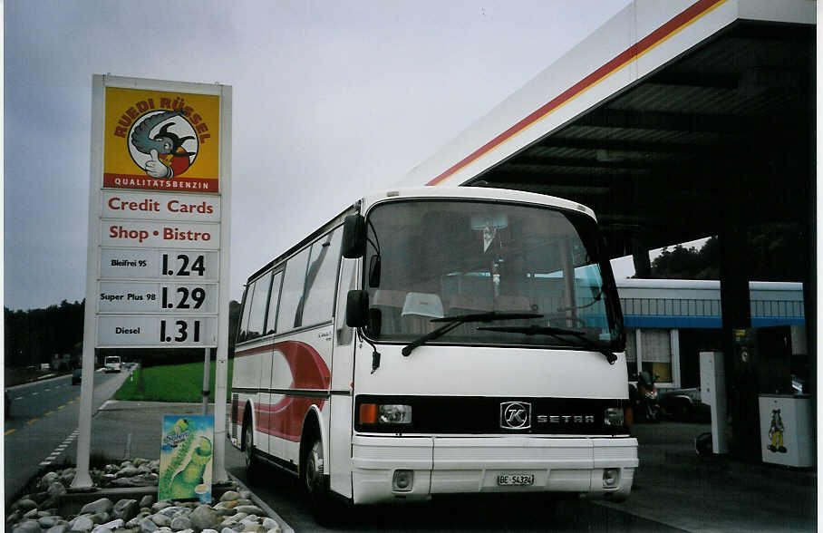 (064'115) - Gohl, B�tzberg - BE 54'324 - Setra am 12. Oktober 2003 in Herzogenbuchsee, Tankstelle