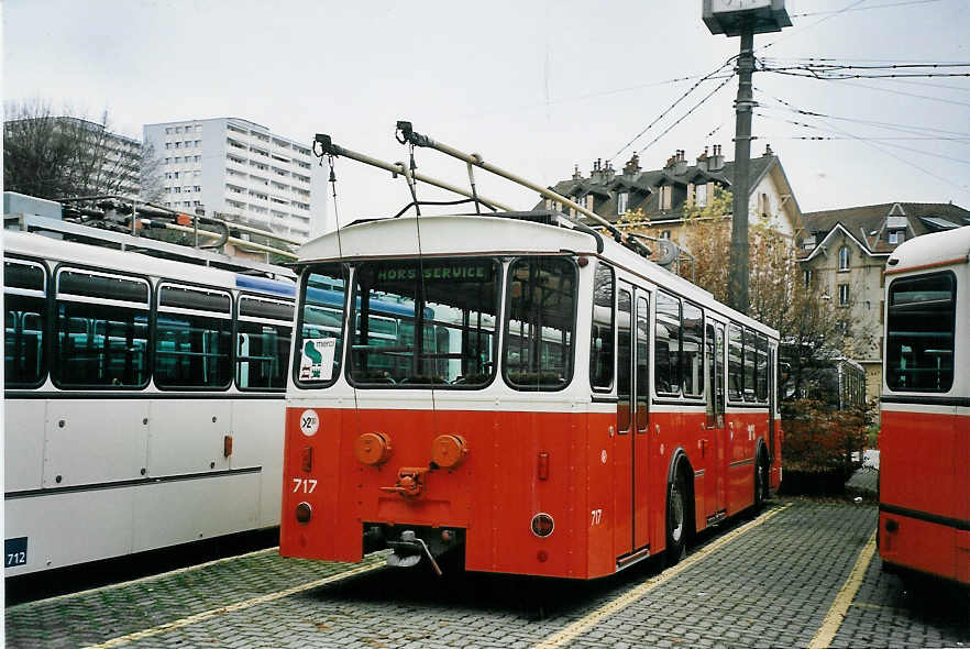 (064'627) - TL Lausanne - Nr. 717 - FBW/Hess Trolleybus am 29. November 2003 in Lausanne, D�p�t Borde