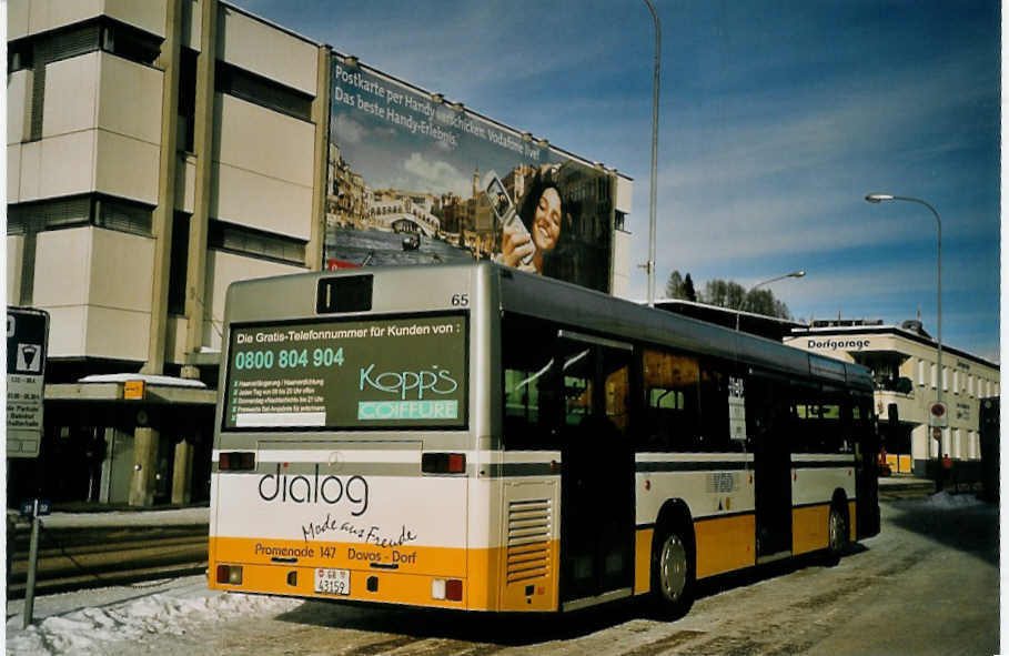 (065'031) - VBD Davos - Nr. 5/GR 43'159 - Mercedes am 1. Januar 2004 beim Bahnhof Davos-Dorf