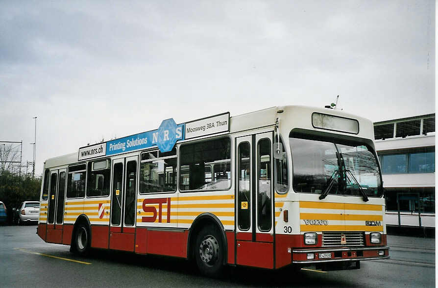 (065'120) - STI Thun - Nr. 30/BE 419'030 - Volvo/R&J (ex SAT Thun Nr. 30) am 15. Januar 2004 bei der Schiffl�ndte Thun