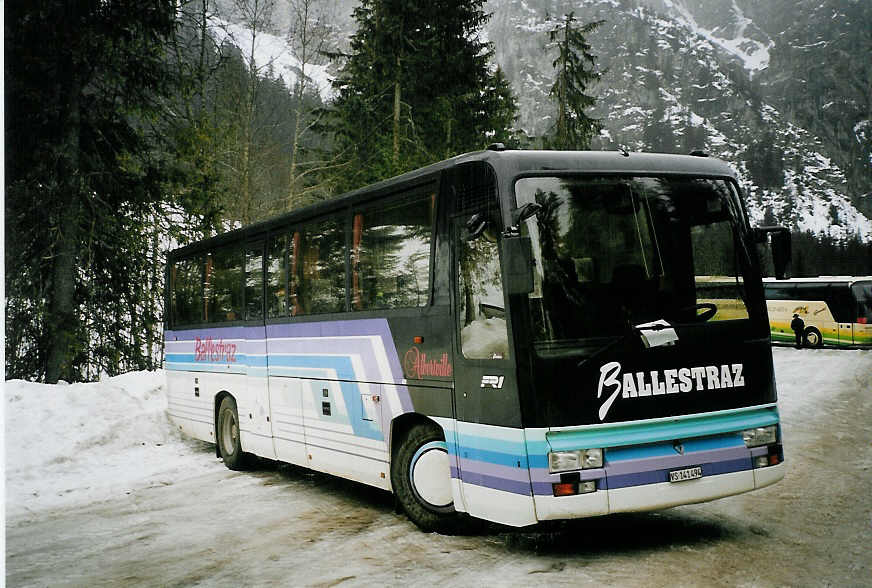(065'316) - Ballestraz, Gr�ne - VS 141'494 - Renault am 7. Februar 2004 in Adelboden, Unter dem Birg