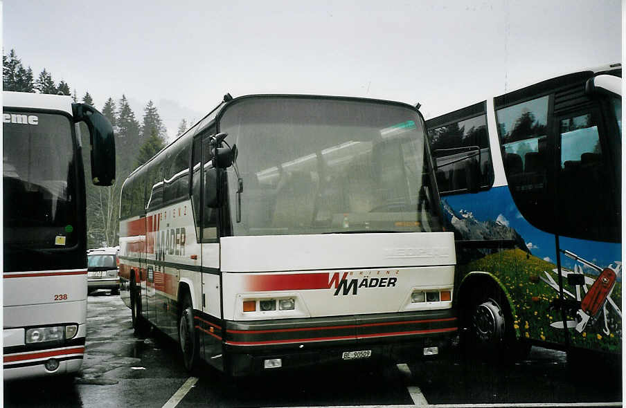 (065'414) - M�der, Schwanden - BE 90'509 - Neoplan am 7. Februar 2004 in Adelboden, Mineralquelle 