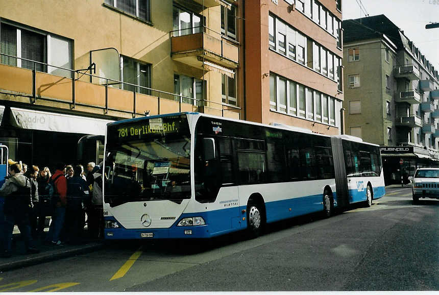 (065'528) - Welti-Furrer, Z�rich - Nr. 98/ZH 726'098 - Mercedes am 16. Februar 2004 beim Bahnhof Z�rich-Oerlikon