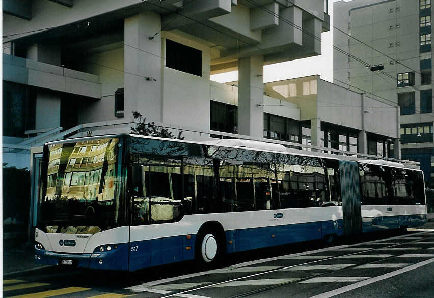 (065'532) - VBZ Z�rich - Nr. 517/ZH 726'517 - Neoplan am 16. Februar 2004 beim Bahnhof Z�rich-Oerlikon