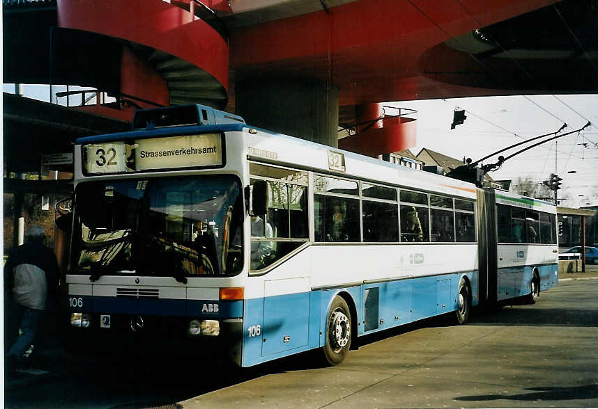 (065'602) - VBZ Z�rich - Nr. 106 - Mercedes Gelenktrolleybus am 16. Februar 2004 in Z�rich, Bucheggplatz