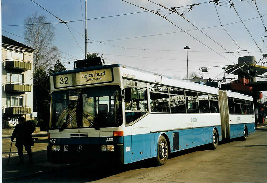 (065'603) - VBZ Z�rich - Nr. 107 - Mercedes Gelenktrolleybus am 16. Februar 2004 in Z�rich, Bucheggplatz