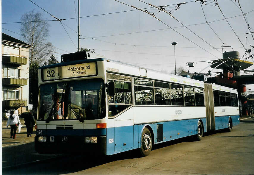 (065'606) - VBZ Z�rich - Nr. 124 - Mercedes Gelenktrolleybus am 16. Februar 2004 in Z�rich, Bucheggplatz