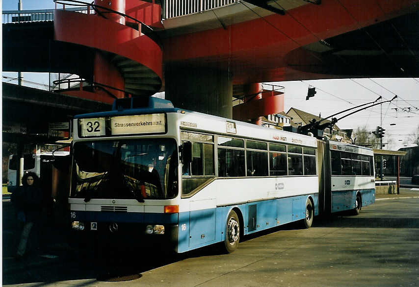 (065'607) - VBZ Z�rich - Nr. 16 - Mercedes Gelenktrolleybus am 16. Februar 2004 in Z�rich, Bucheggplatz