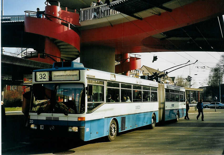(065'613) - VBZ Z�rich - Nr. 20 - Mercedes Gelenktrolleybus am 16. Februar 2004 in Z�rich, Bucheggplatz