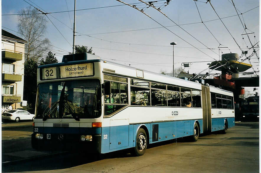 (065'616) - VBZ Z�rich - Nr. 32 - Mercedes Gelenktrolleybus am 16. Februar 2004 in Z�rich, Bucheggplatz