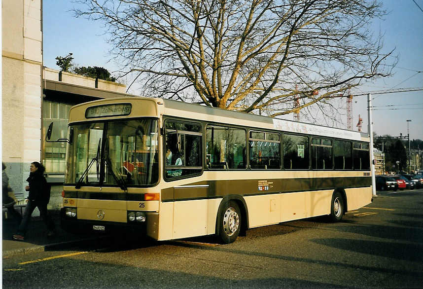 (065'627) - AZZK Zollikon - Nr. 25/ZH 492'025 - Mercedes/R&J am 16. Februar 2004 beim Bahnhof Z�rich-Tiefenbrunnen