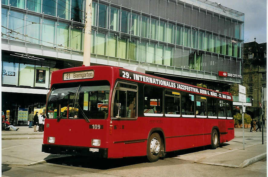 (065'911) - Bernmobil, Bern - Nr. 109/BE 500'109 - Volvo/R&J am 7. M�rz 2004 beim Bahnhof Bern