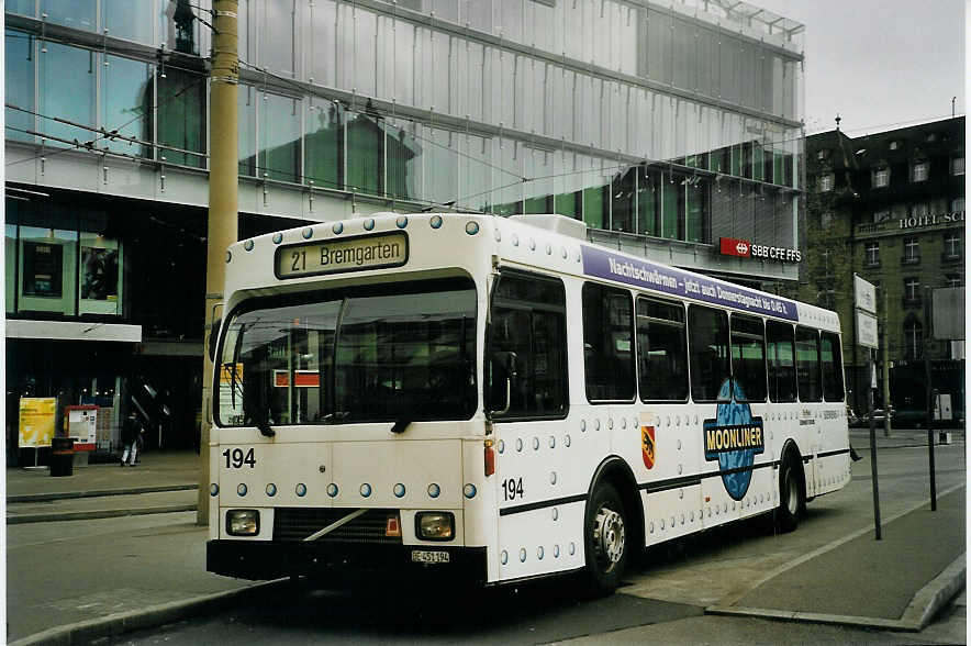 (065'933) - Bernmobil, Bern - Nr. 194/BE 451'194 - Volvo/R&J am 8. M�rz 2004 beim Bahnhof Bern