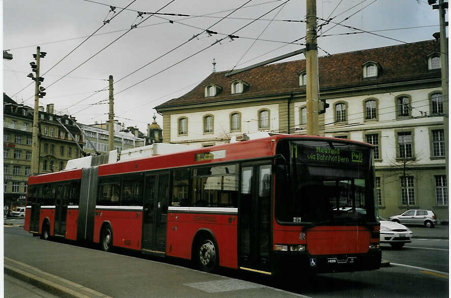 (066'001) - Bernmobil, Bern - Nr. 8 - NAW/Hess Gelenktrolleybus am 8. M�rz 2004 beim Bahnhof Bern