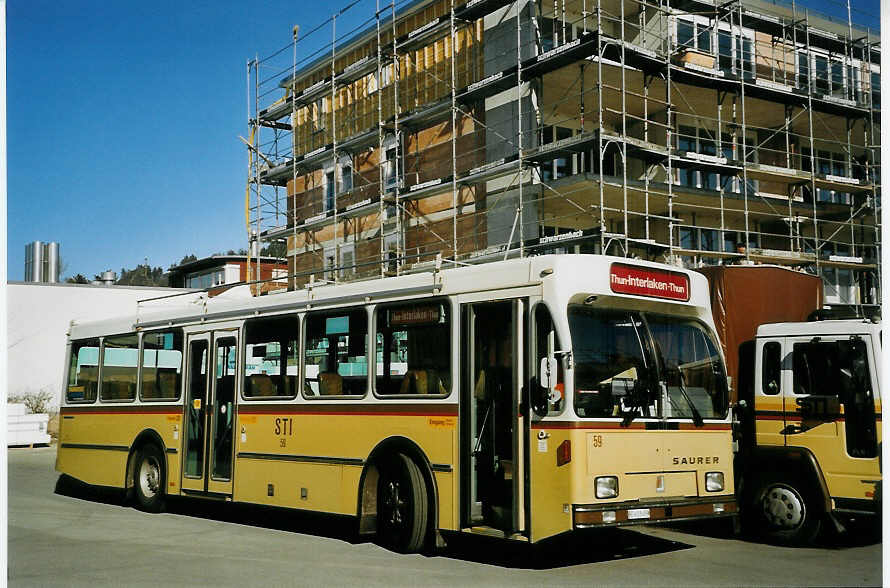 (066'026) - STI Thun - Nr. 59/BE 413'459 - Saurer/R&J am 15. M�rz 2004 in Thun, Garage