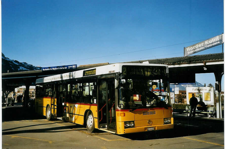 (066'029) - PostAuto Berner Oberland - BE 614'045 - Mercedes (ex P 25'517) am 17. M�rz 2004 beim Bahnhof Interlaken West