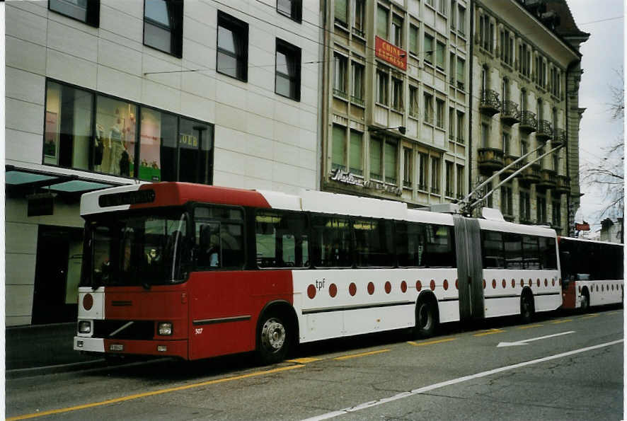 (066'131) - TPF Fribourg - Nr. 507/FR 300'411 - Volvo/Hess Gelenkduobus (ex TF Fribourg Nr. 107) am 21. M�rz 2004 beim Bahnhof Fribourg