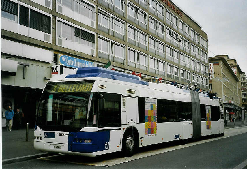 (066'133) - TL Lausanne - Nr. 807/VD 168'462 - Neoplan Gelenkduobus am 21. M�rz 2004 beim Bahnhof Lausanne
