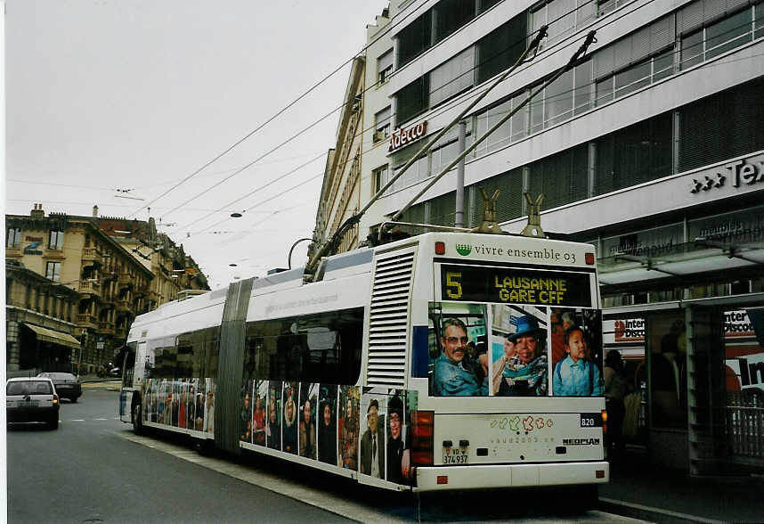 (066'202) - TL Lausanne - Nr. 820/VD 374'937 - Neoplan Gelenkduobus am 21. M�rz 2004 beim Bahnhof Lausanne