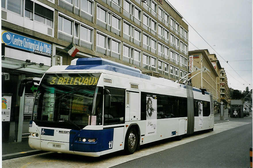 (066'204) - TL Lausanne - Nr. 802/VD 1659 - Neoplan Gelenkduobus am 21. M�rz 2004 beim Bahnhof Lausanne