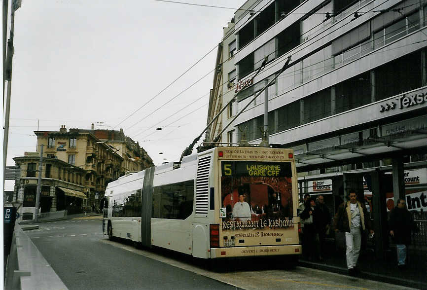 (066'205) - TL Lausanne - Nr. 827/VD 393'346 - Neoplan Gelenkduobus am 21. M�rz 2004 beim Bahnhof Lausanne