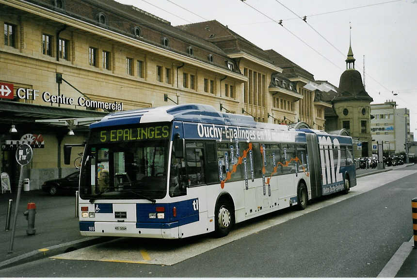 (066'206) - TL Lausanne - Nr. 555/VD 1654 - Van Hool am 21. M�rz 2004 beim Bahnhof Lausanne