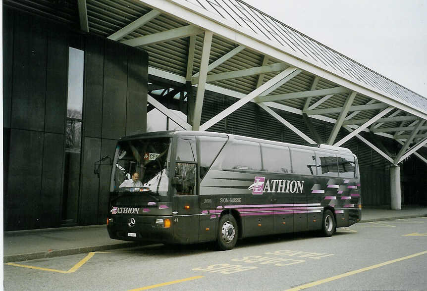 (066'214) - Lathion, Sion - Nr. 41/VS 5093 - Mercedes am 21. M�rz 2004 in Gen�ve, A�roport