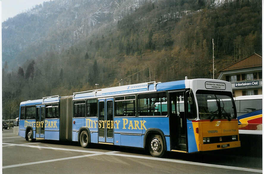 (066'402) - PostAuto Berner Oberland - BE 554'103 - Volvo/R&J (ex VB Biel Nr. 132) am 27. M�rz 2004 beim Bahnhof Interlaken Ost
