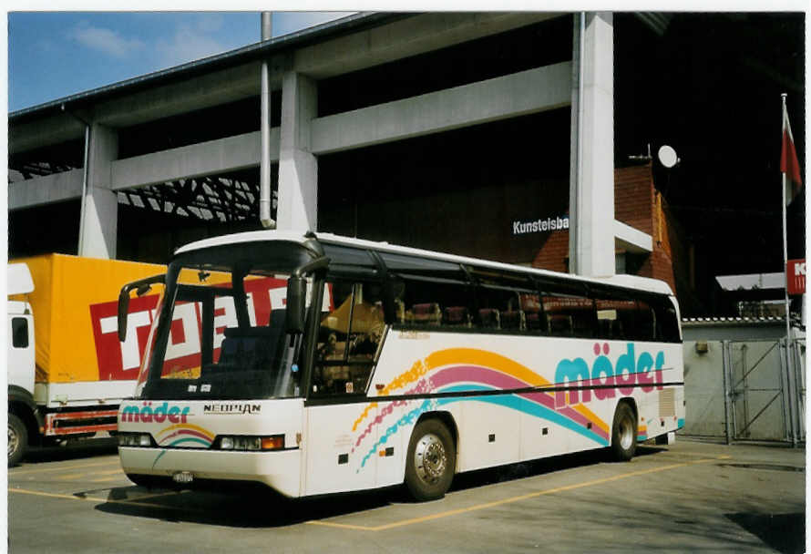 (066'434) - M�der, Meiringen - BE 240'072 - Neoplan am 14. April 2004 in Thun, Grabengut